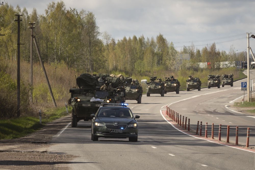 1st column of military vehicles of🇺🇸has just crossed 🇵🇱-🇱🇹border.
Together with🇱🇹soldiers they will participate in the exercise #SaberStrike. 
This is part of the intensive military exercises that will take place this spring on the territory of 🇱🇹