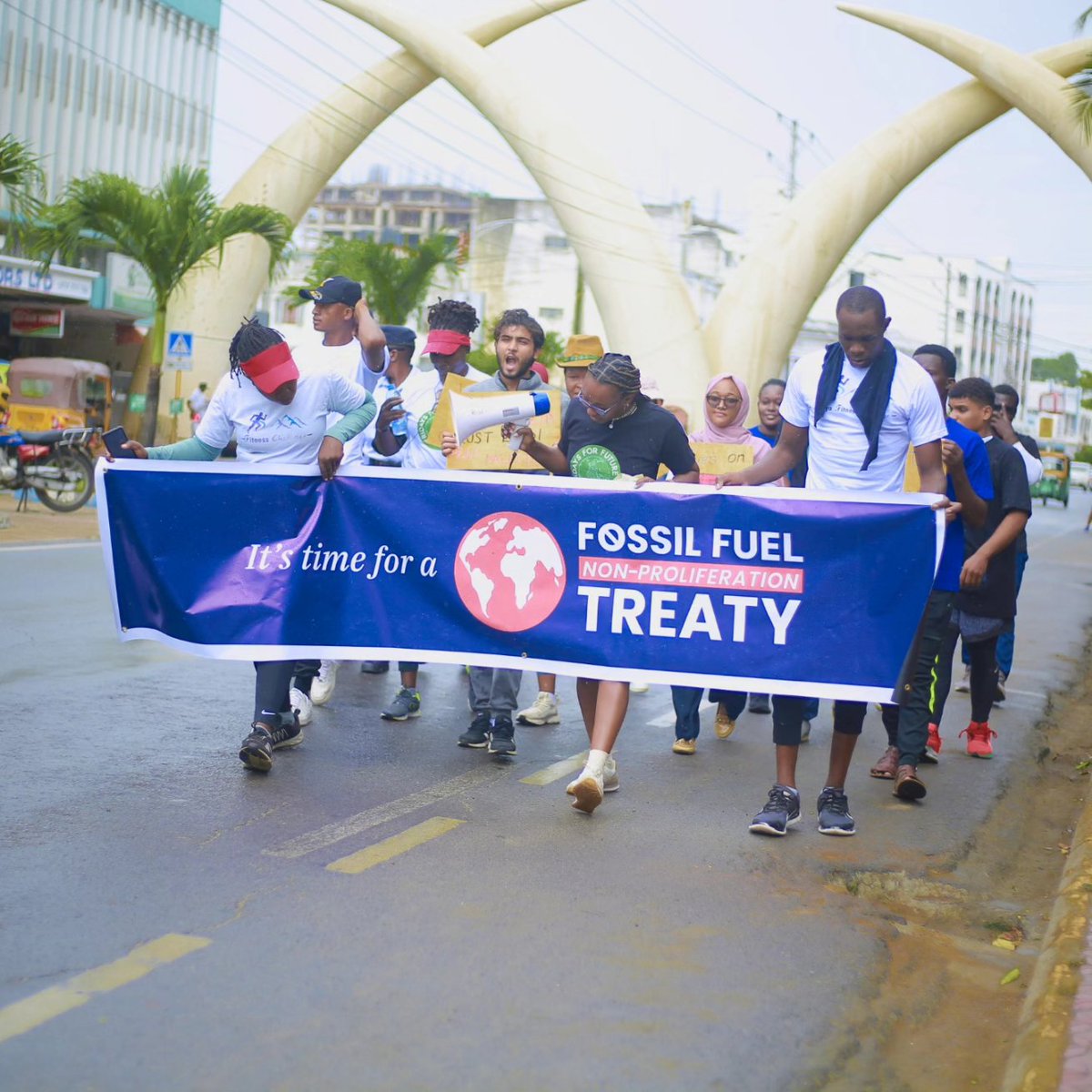 📍Mombasa, Kenya 🔵🟠 We the Kenyan youth are demanding that the government endorse the Fossil Fuel Non-Proliferation Treaty. 🔵 Being in the coastal region, we are at the threat of water levels rising, heatwaves and low food production. #ClimateJusticeNow