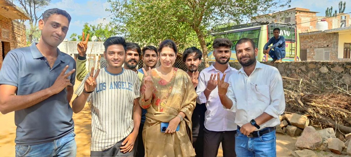 'यह मेरा पहला वोट है' First time voters.. #loksabhaelection2024 #chomu #sikarloksabha #firstvote