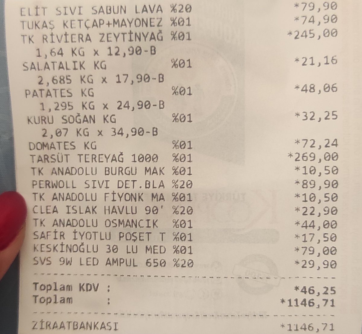 Eve getirdiğim 3 poşete ödediğim fiyatı utanarak paylaşıyorum. Bir yandan da ben niye utanıyorum tarım ve hayvancılığı ben mi bitirdim sanki?  Deyip bu rezaleti göstermek istiyorum. Zeytinliklerimize sahip çıkmazsak yağına da kendisine de hakettiğinden fazla ücret öderiz.