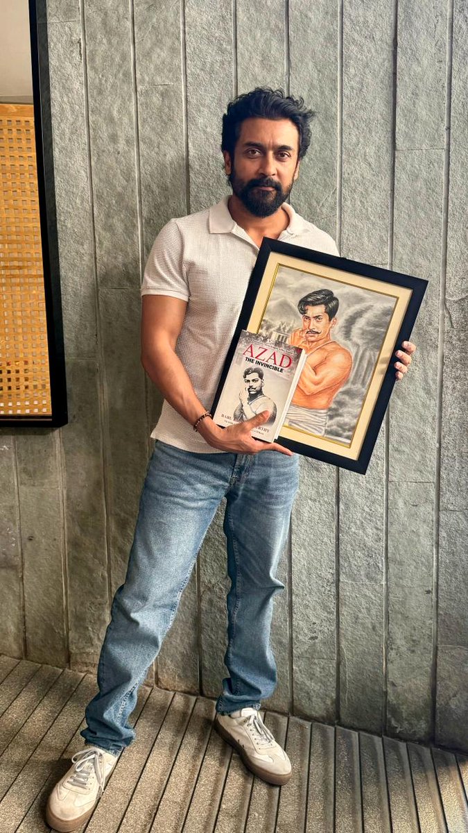 Hari_Socialist's tweet photo. • Exclusive |

Finally He Met Our Chief @Suriya_offl Anna And Anna took The Gift From Him 🤩❤️

Anna With His Gifts!!

@rajsekarpandian Anna #Fanboy #LokasabhaElection2024 #Election2024 https://t.co/pXO9X0uYsZ