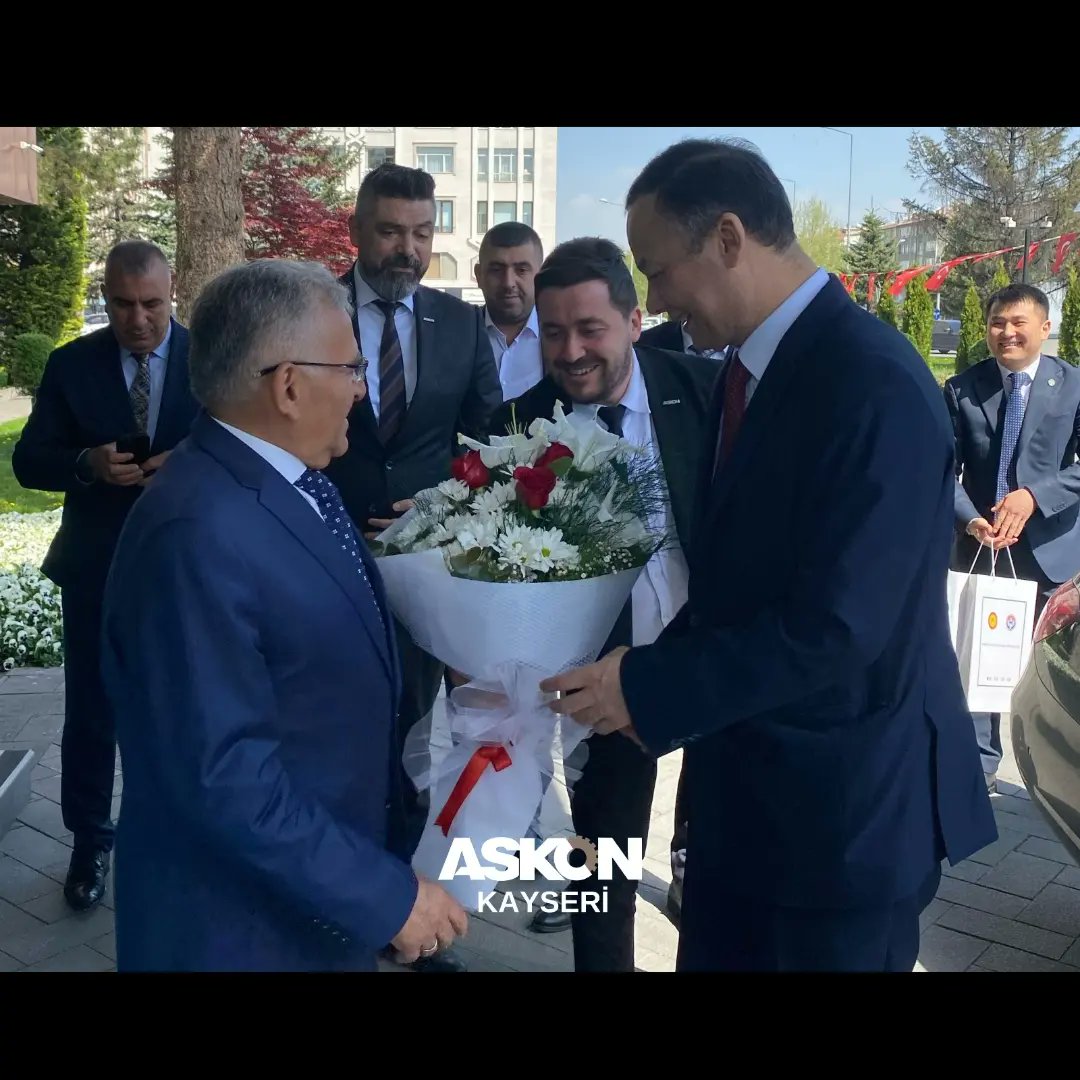 Kayseri Büyükşehir Belediye Başkanı Dr. Memduh Büyükkılıç Bey'i Kırgız Cumhuriyeti Ankara Büyükelçisi Ruslan Kazakbaev ve büyükelçilik heyeti ile birlikte ziyaret ettik.
Başkanımıza hoş sohbetleri ve nazik misafirperverlikleri için teşekkür ederiz.
