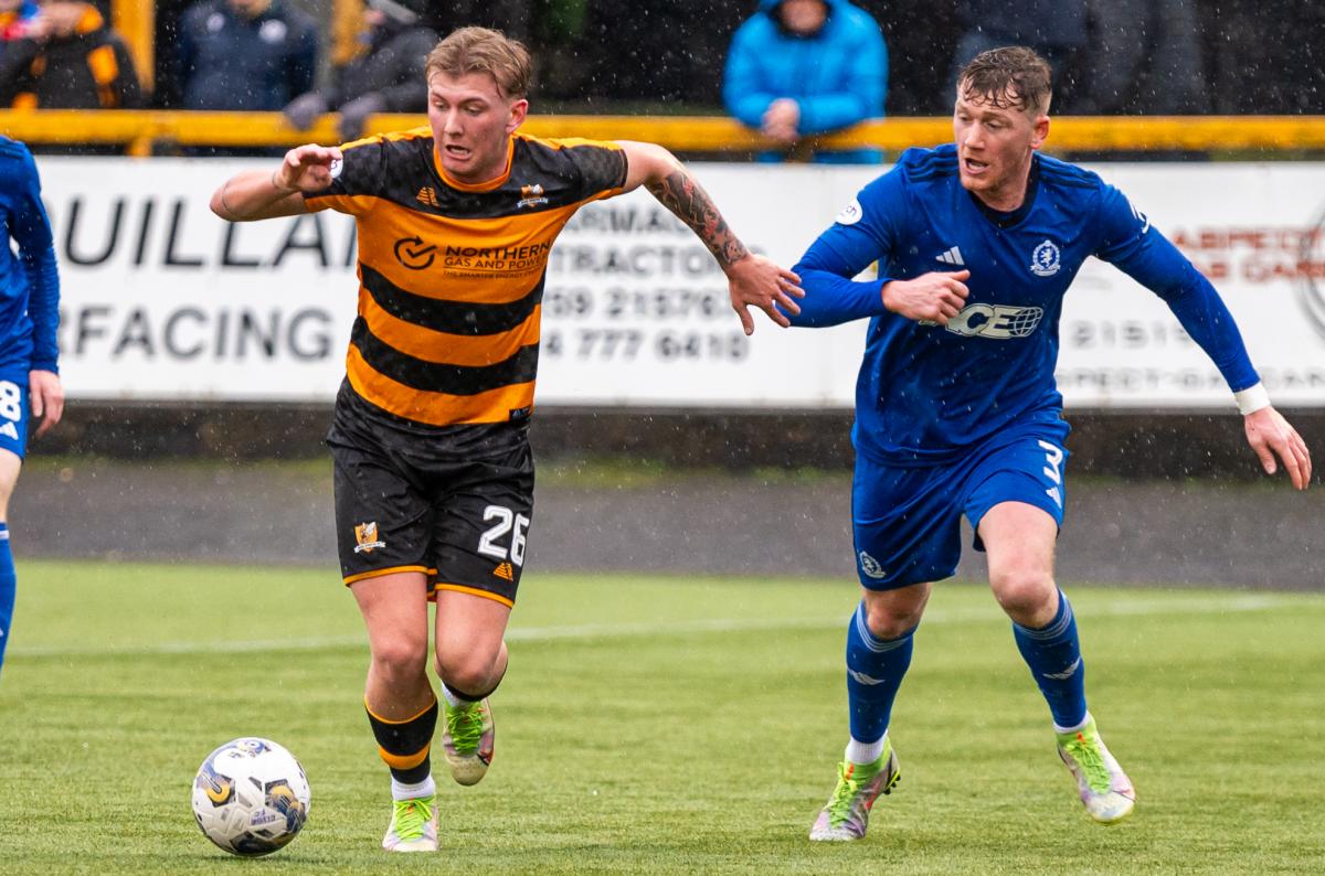 More SPFL action on the telly on Saturday night too with a big one in Legaue 1........ Cove Rangers vs Alloa Athletic The play offs are at stake as these meet in Aberdeen. An unexpected Montrose defeat in Edinburgh in midweek has reignited the play off hopes of Paul Hartley's