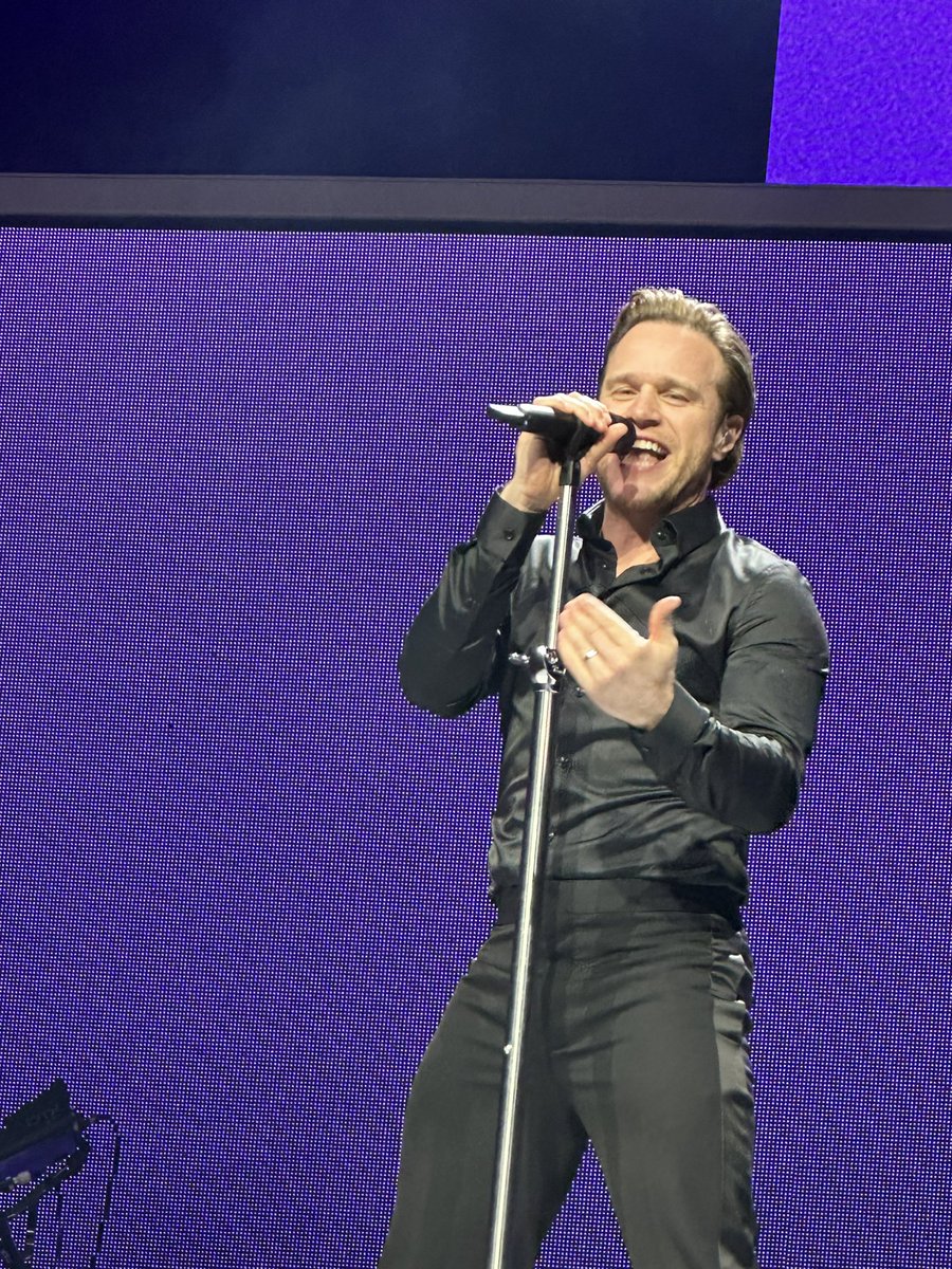 GILLRAINE's tweet photo. @ollymurs saw you last night in Leeds can honestly say that you are one amazing human I’ve seen you a few times now and you never fail can’t wait to see you again in Boro https://t.co/07FZOEFIFI