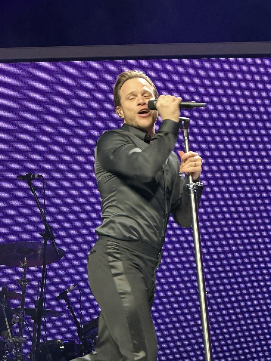 GILLRAINE's tweet photo. @ollymurs saw you last night in Leeds can honestly say that you are one amazing human I’ve seen you a few times now and you never fail can’t wait to see you again in Boro https://t.co/07FZOEFIFI
