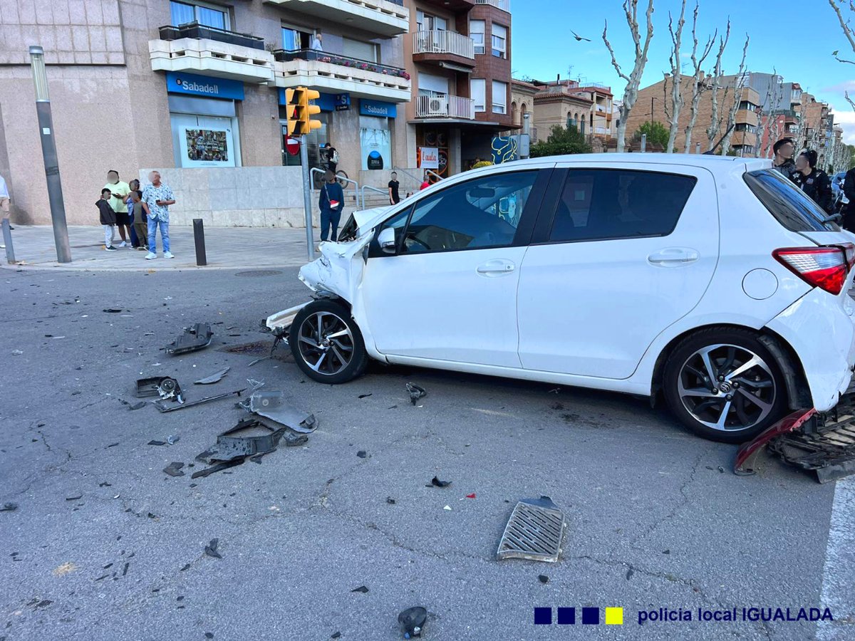 🚨La Policia Local intercepta un conductor que havia xocat amb dos vehicles estacionats i que després va fugir del lloc dels fets🚨 👉El conductor i alguns testimonis apunten a una indisposició com a causa de l'accident 👇 ➕INFO radioigualada.cat/lacarta/la-pol…