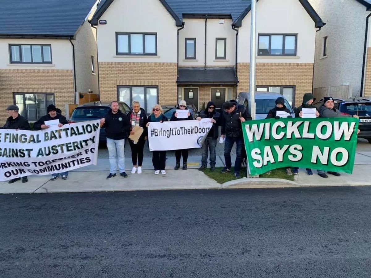 @NewstalkFM Sinn Fein outside the house of Simon Harris in 2019 with banner reading “bring it to their doors” 

Sinn Fein started targeting the homes of politicians before anyone else.