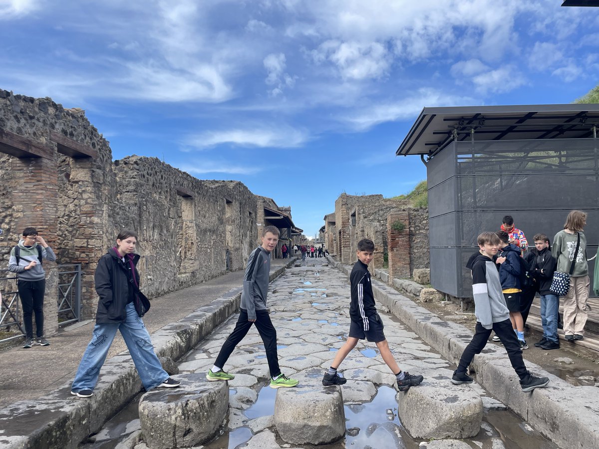 #AlleynsYear8 Food and Nutrition pupils have made it to Pompeii! Such an incredibly significant site, and thoroughly enjoyed by the Alleyn's visitors. #AlleynsFood #AlleynsTrips #AlleynsLower