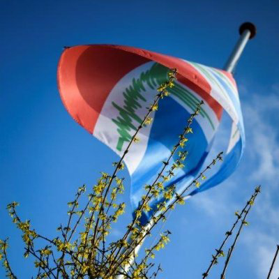 Symbolisch nog steeds deze foto door <a href="/anjodehaan/">Anjo de Haan 📷</a> van 'mijn' bevingsvlag. Vier jaar geleden alweer. Vandaag niet in staat de vlag echt  uit te hangen, maar deze foto geeft alles weer.