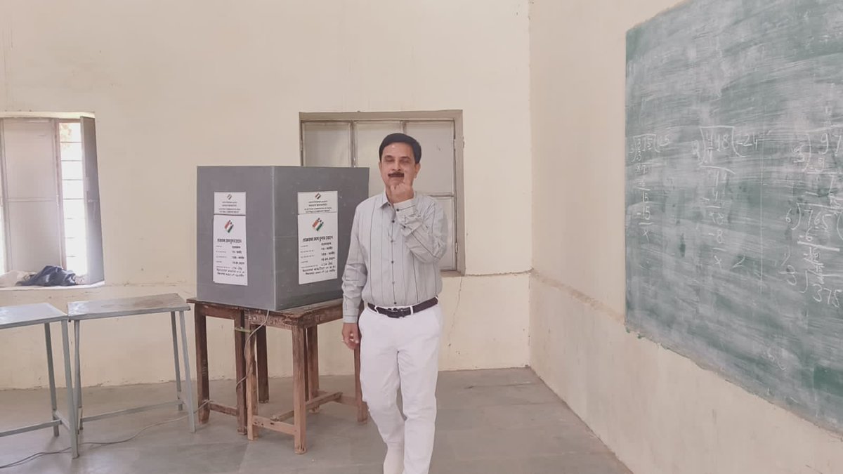 DEO_Nagaur's tweet photo. *जिला निर्वाचन अधिकारी ने किया मतदान*
नागौर जिला निर्वाचन अधिकारी श्री अरुण कुमार पुरोहित ने पत्नी श्रीमती शैलजा पुरोहित के साथ सेठ श्रीकिशन लाल कांकरिया राजकीय उच्च माध्यमिक विद्यालय स्थित मतदान केंद्र पर पहुंचकर मतदान किया। 
@DIPRRajasthan 
@ECISVEEP 
@CeoRajasthan https://t.co/z7dHtjyvO9
