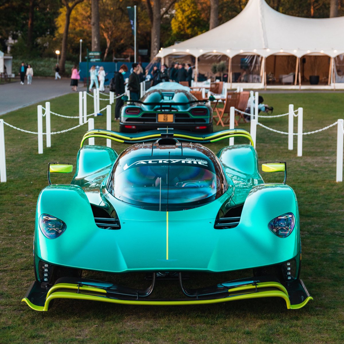 Welcome to Friday's famous Ladies' Day by @Boodles at Salon Privé London 2024! 👒 💃 --------------------------------------- 🗒️: 18th – 20th April 2024 📍: Royal Hospital Chelsea 🎫: bit.ly/3vYw3JL