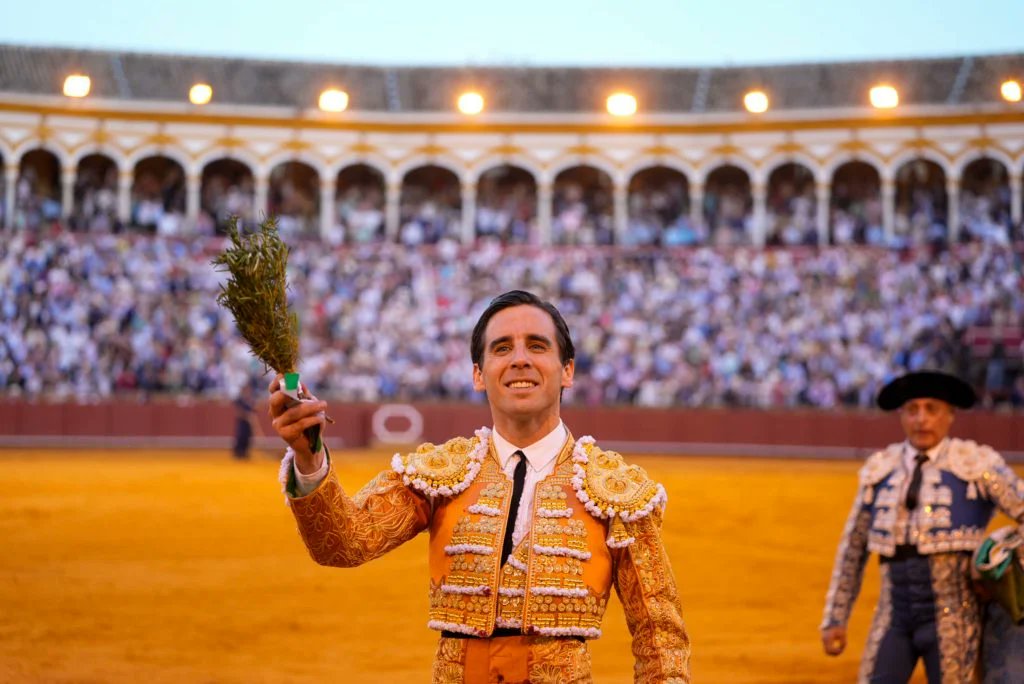 Que difícil es llenar todo, Juan Ortega lo hizo.
Cuando digo todo, es todo, esos momentos entre tanda y tanda andando por la plaza a son de Manolete, esa vuelta al ruedo a ritmo de bulerías con la plaza a reventar. Solo los de las bolitas que decía el maestro Paula pueden hacerlo