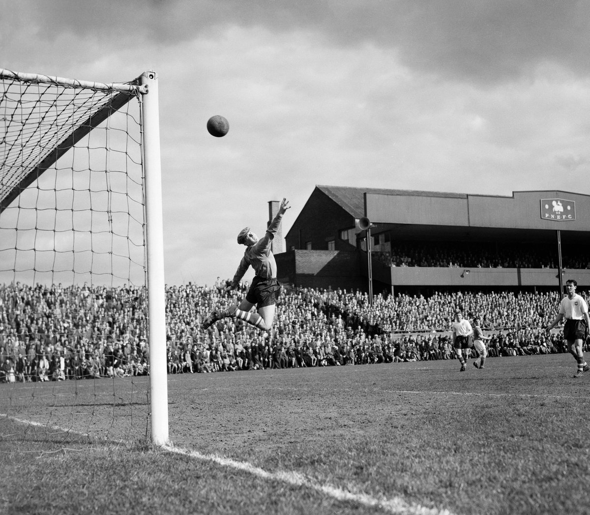 Preston North End goalkeeper Fred Else attempts to save a shot during the Football League Division One match between Preston North End and Blackpool. (Photo by W & H Talbot/Popperfoto via Getty Images) 

buff.ly/3UlRqht 

#vintagefootball #caferoyalbooks #popperfoto
