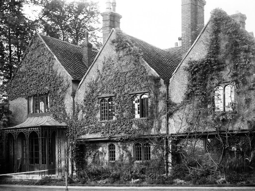 On #PhotoFriday: Digons House, Knightrider Street, Maidstone, c. 1920s. Once home to a forefather of George Washington, the first president of the United States of America, sadly it was demolished in 1964. (Marley Collection, MC045) #Photographs #LocalHistory #Maidstone