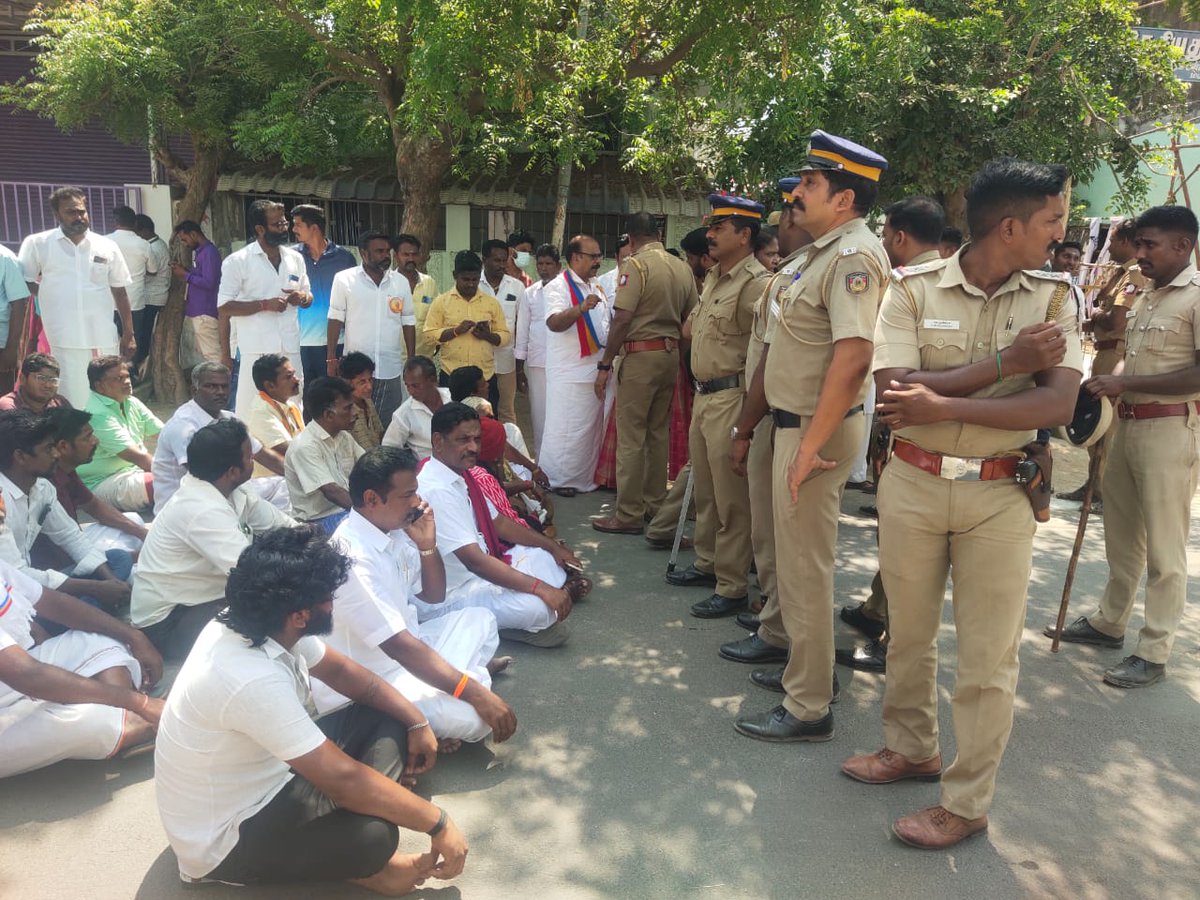 More than 400 voters names not there and are unable to vote in Mahathanapuram polling booth in #Mayiladuthurai. The Mayiladuthurai Lok Sabha #PattaliMakkalKatchi candidate M.K. Stalin along with affected staged a protest. Officials are holding talks. @THChennai