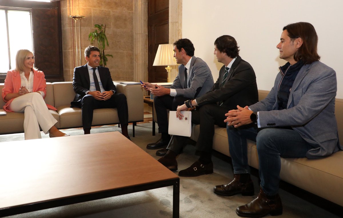 👥💼 El president de la Generalitat, @carlos_mazon_, es reunix amb el president de l'Associació Nacional de Fabricants de Frites, Esmalts i Colors Ceràmics, Fernando Fabra