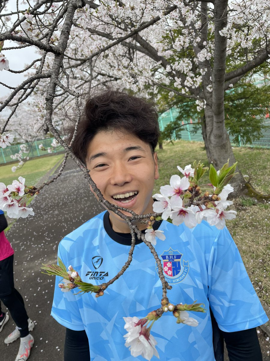 NaritaRyousuke's tweet photo. 運動公園も満開になってます。
4/21は13時キックオフ！
サポーターにもたくさん来てもらってピンクに染めましょう！
ルイも頑張ってますよ〜
#ブランデュー #弘前 #桜 https://t.co/7Z2jvzpVfd