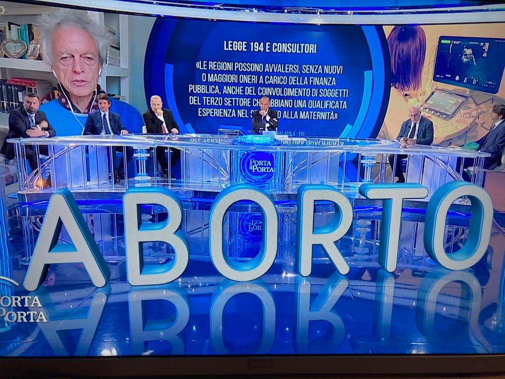 Itàlia, anit. A la tv pública 7 homes debaten sobre el dret a l'avortament de les dones. 'És un tema molt divisiu per a les dones, ara us explico per què', diu un expert. 'Que fem entrar els provida dins els consultoris és una conquesta per a les dones', conclou el del govern. 🤸‍♂️