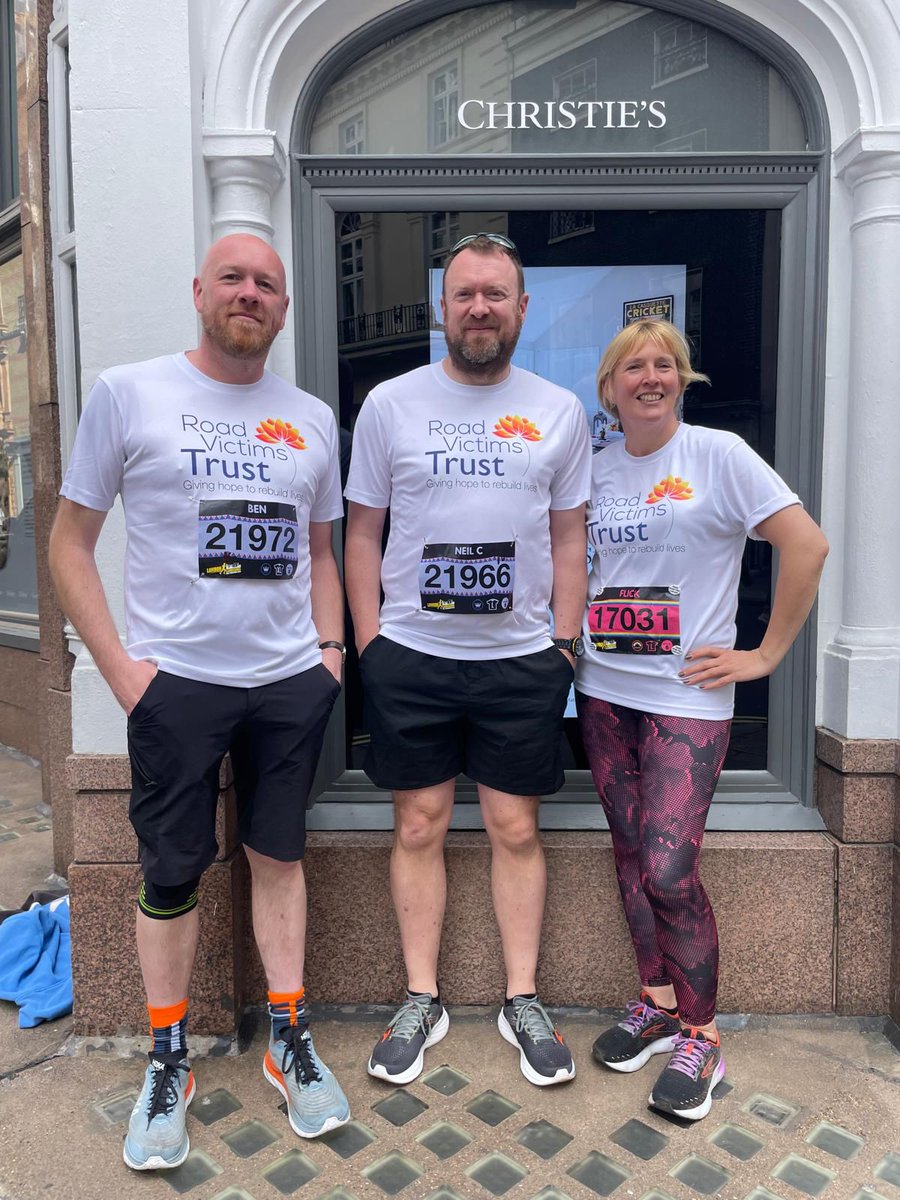 A huge thank you to these officers from the Serious Collision Investigation Unit who ran the @LLHalf for us❤️Supporting families together makes all the difference! Please visit their JustGiving page here: justgiving.com/team/SCIU #roadsafety #bereavementsupport #charity