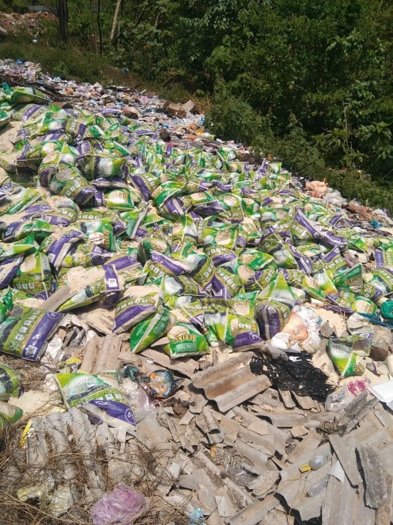 NewsBFM's tweet photo. 1. Ex- Kuala Krau MP Ismail Said has admitted to disposing rice and other food stocks at a dumping site in Temerloh, Pahang.

The items were part of stockpiles to meet public demand when he was district MP, claims the former deputy home minister.

 📷:Khaidir Ahmad/FB https://t.co/BjeRW7oNiF