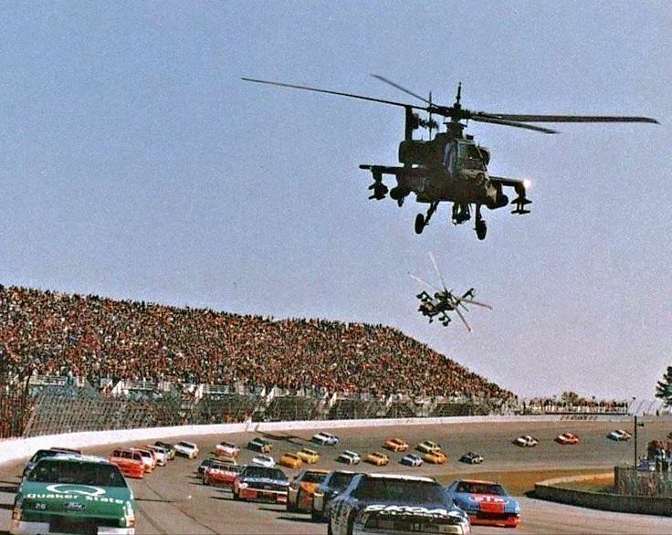 1992,  ABD / Georgia eyaletinde sezonun son NASCAR yarışının başlamasından önce Apache model helikopterler pistin etrafında uçuş icra ediyor.