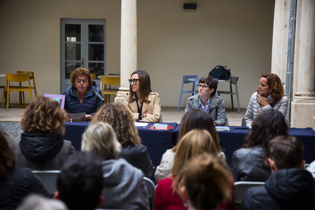 'On són les dones?' és la primera antologia de textos feministes escrita en català. Dimarts la vam presentar a @uvic_ucc amb l'autora #PilarGodayol, #TeresaJulio, @cristinadelpuerto i @noemorral. I vam celebrar que @MuntanyaLlibres feia 20 anys. Per molts anys! ✨