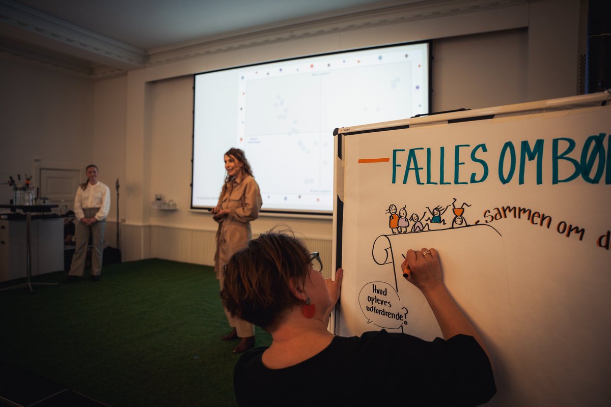 TaenketankenDEA's tweet image. 1/4: 🧵🚀Præsentation af ny DEA-analyse af @sofie_bislev og Julie Tranholm-Mikkelsen. Hvordan oplever pædagogisk personale, dagtilbudschefer, forældre, forskere m.fl. udfordringer på daginstitutionsområdet? Billedet varierer afhængigt af ens position 🔄 #bhvchat #FællesOmBørnene