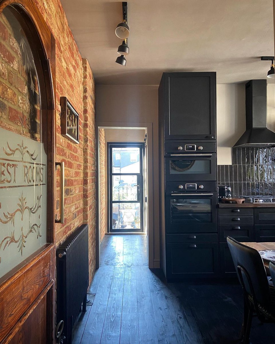 Love @banishthebeige_'s kitchen, kitted out with our Olde Bayswater Blend brick slips! Black is the new White! 🖤 . . . #reno #londonreno #swlondon #kitchendesign #Kitchenrenovation #renovationproject #londonrenovation #allblackeverything #london #londonlife #interiors