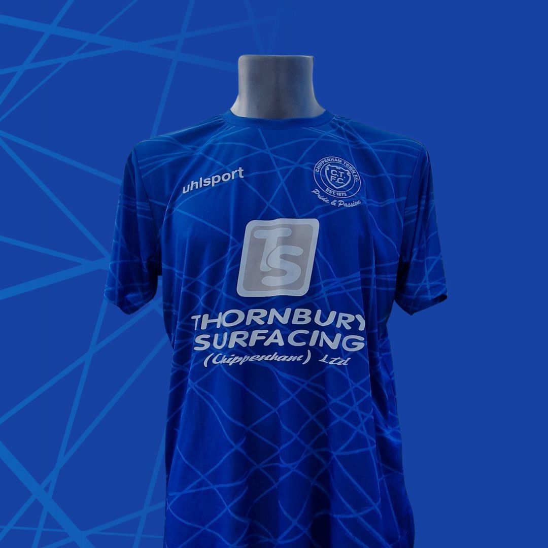 👕 𝟮𝟬𝟮𝟰/𝟮𝟱 𝗛𝗼𝗺𝗲 𝗦𝗵𝗶𝗿𝘁 | We are delighted to unveil our brand new 2024/25 home shirt, proudly sponsored by Thornbury Surfacing. 

Read additional info below! 👇
🔗 chippenhamtown.com/chippenham-tow…

#NewHomeKit #BlueArmy 💙