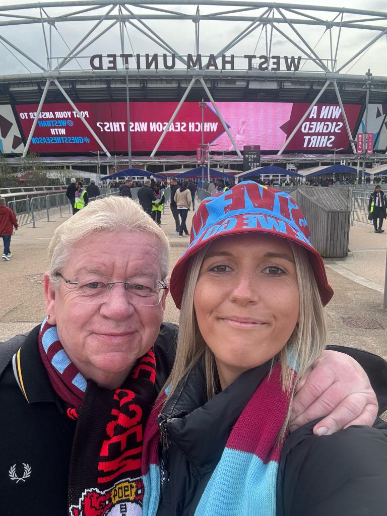 Mental days sometimes rule, meet 2 mental Barnsley fans that like a busmans holiday. Its mental down here. 🤣🤣🤣⚽️⚽️