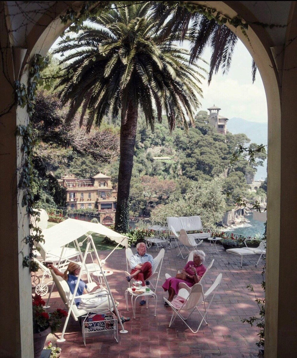 Люблю ленивое утро и ленивый полдень. Похоже, я пенсионер, жаль, что не из Портофино)))

Ленивый полдень в Портофино,
Пенсионеры за обедом, Италия, 1985 г.