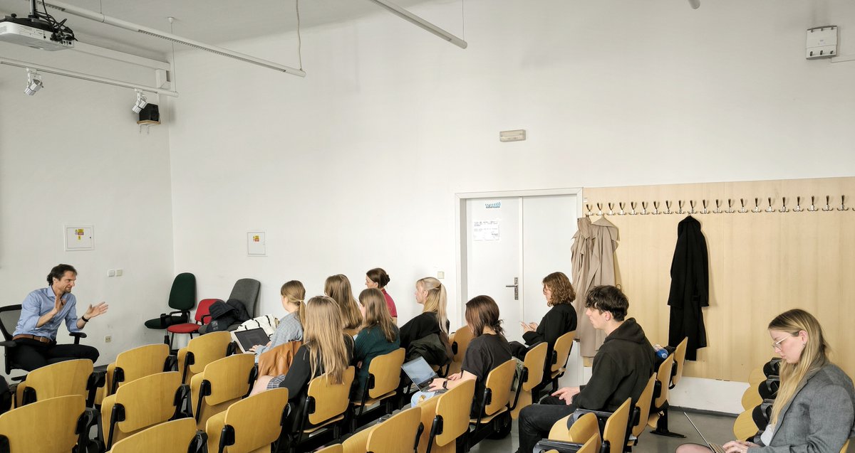 Ve středu jsme měli jedinečnou příležitost přednášet na <a href="/FSV_UK/">Fakulta sociálních věd UK</a>  a diskutovat s budoucími odborníky o komunikaci a udržitelnosti v retailu. Děkujeme studentům, <a href="/mVranka/">Marek Vranka</a> a Katedře marketingové komunikace a PR za inspirující setkání.