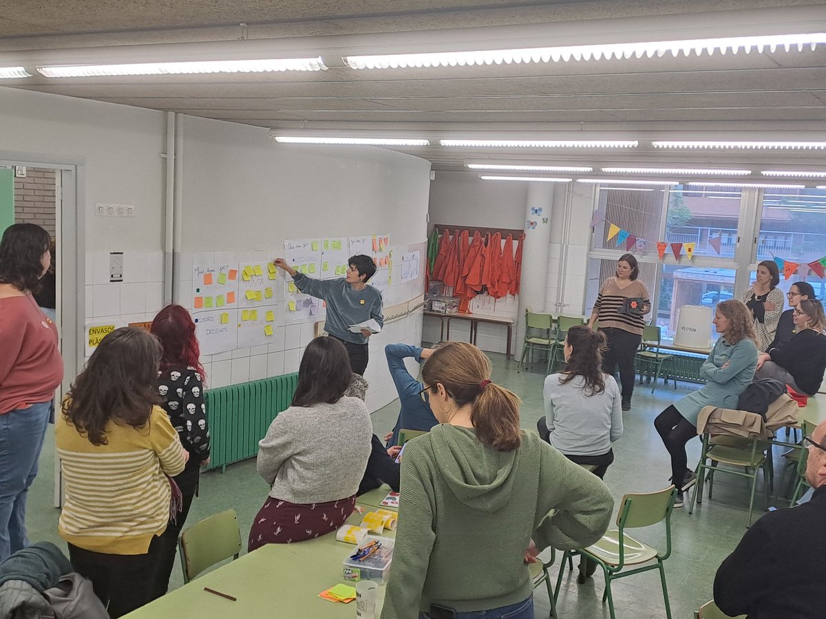 afapaucasalsg's tweet photo. Ahir vam celebrar Reunió de Comissions, vam treballar i ens ho vam passar molt bé! 
Vam revisar la feina feta i vam començar a preparar les accions que encara ens queden per fer 💪
Recordeu que sempre estem oberts a gent que vulgui col·laborar 😉
#TotssomAFA
#AFAPauCasalsGràcia https://t.co/J3B4Bnxv2r