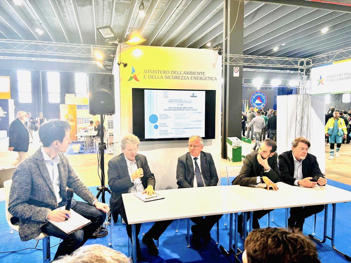 conai's tweet photo. Siamo stati ieri a Catania per #Ecomed-Green Expo del Mediterraneo, la fiera dedicata a idee e tecnologie per la promozione della #sostenibilità e dell’#economiacircolare, per parlare di criticità e prospettive future per i comuni della Regione Sicilia nella gestione dei rifiuti. https://t.co/oeOfHVYJWy