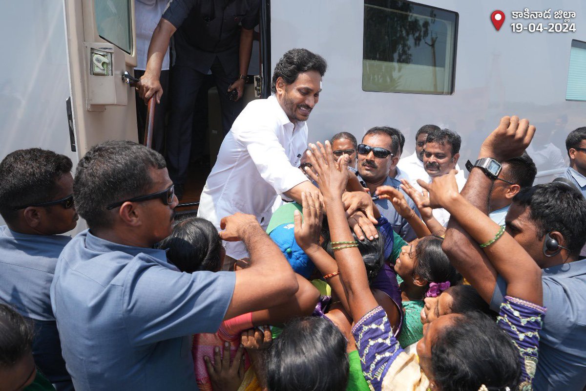 With my star campaigners from Day-18 of the Memantha Siddham Yatra. 

#MemanthaSiddham
#StarCampaigners