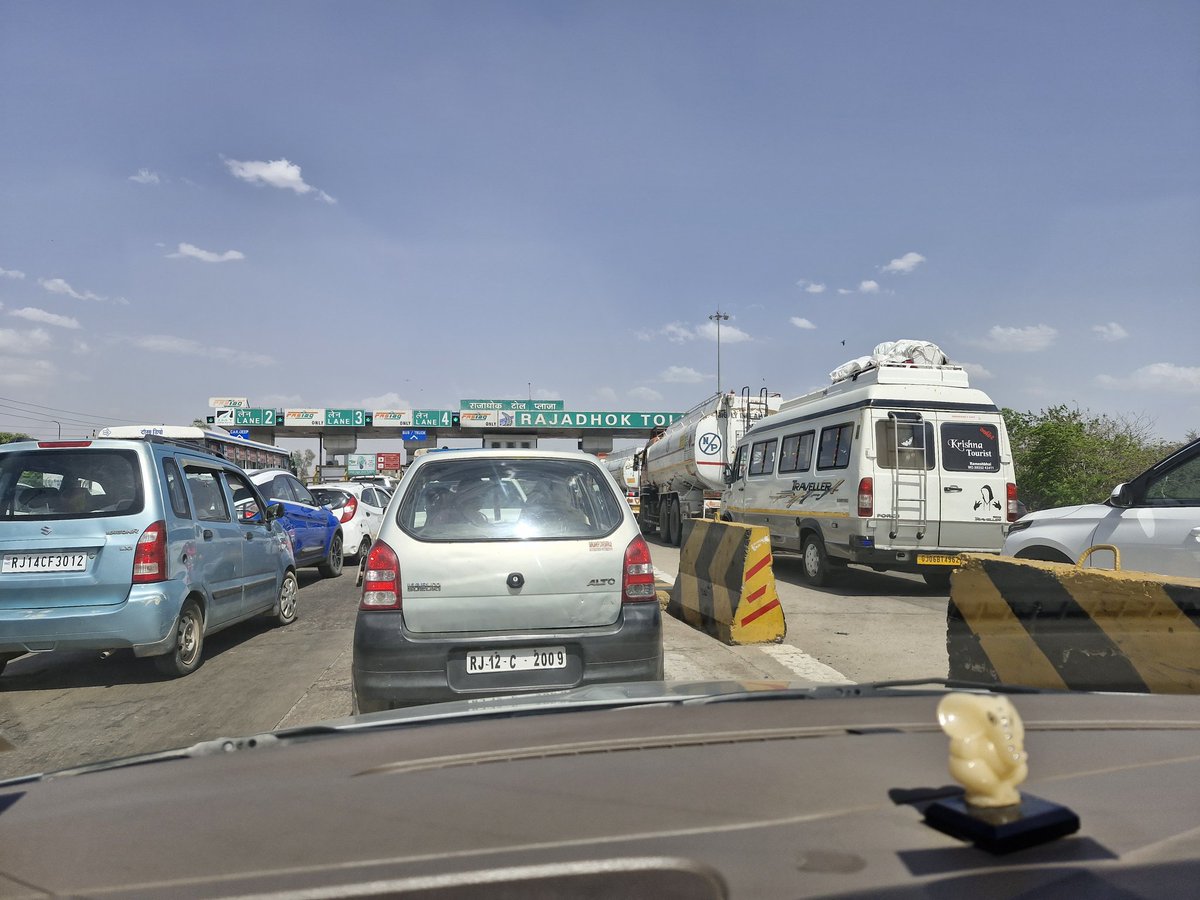 preetiweb4's tweet photo. Always traffic jam on this toll at RAJADHOK,  near Jaipur,  no action taken. By NHAI @nitin_gadkari @NHAI_Official @PMOIndia https://t.co/3w2OnR4L7C