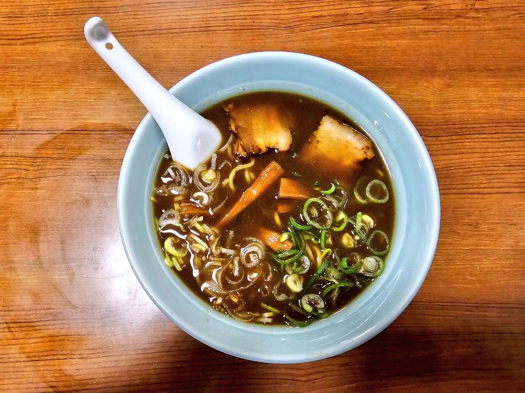 kuroda__taro's tweet photo. オススメグルメはラーメン店二軒！

①あめ色のスープは今池の呑助飯店。見た目とは裏腹にマイルドな味わい。

②黄金色のスープは本山の太陽。好来直系の奥深い味わい。

両店に共通するのは「ここにしかない」味ということ。皆さまも是非食してみてください！

#ラーメン https://t.co/cwSFlXIgKo