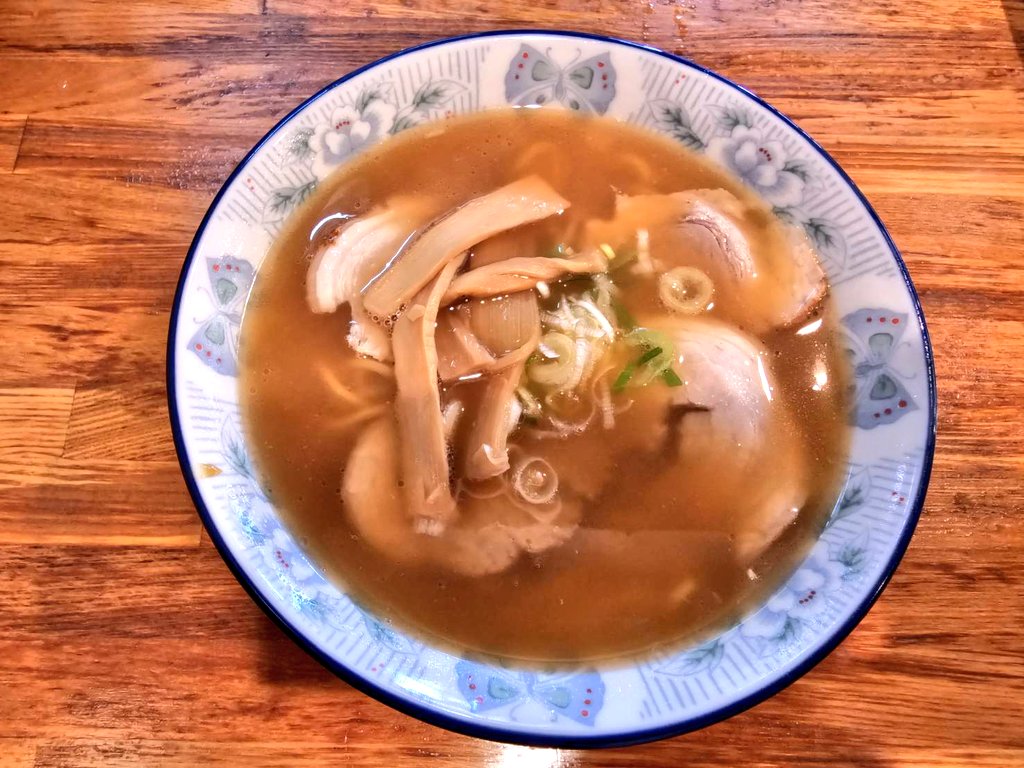 kuroda__taro's tweet photo. オススメグルメはラーメン店二軒！

①あめ色のスープは今池の呑助飯店。見た目とは裏腹にマイルドな味わい。

②黄金色のスープは本山の太陽。好来直系の奥深い味わい。

両店に共通するのは「ここにしかない」味ということ。皆さまも是非食してみてください！

#ラーメン https://t.co/cwSFlXIgKo