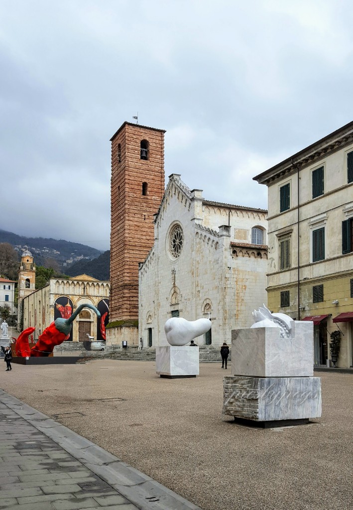 #AlphabetChallenge #WeekP 

Plinths with pomegranate and pear in the piazza of Pietrasanta 

#art #travel #travelphotography #Italy