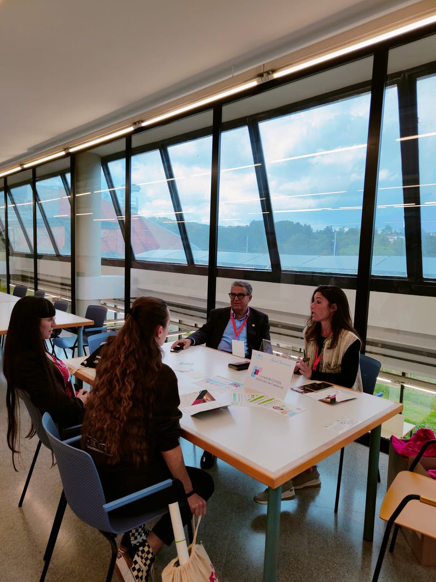🗣️Els alumnes van tenir l’oportunitat de participar en speed- interviews; un format en el qual l’alumnat disposa d’entrevistes ràpides per tal d’exposar el seu projecte més personalitzat i poder resoldre dubtes individuals o fins i tot buscar acords de pràctiques o feina👏

#JOVs