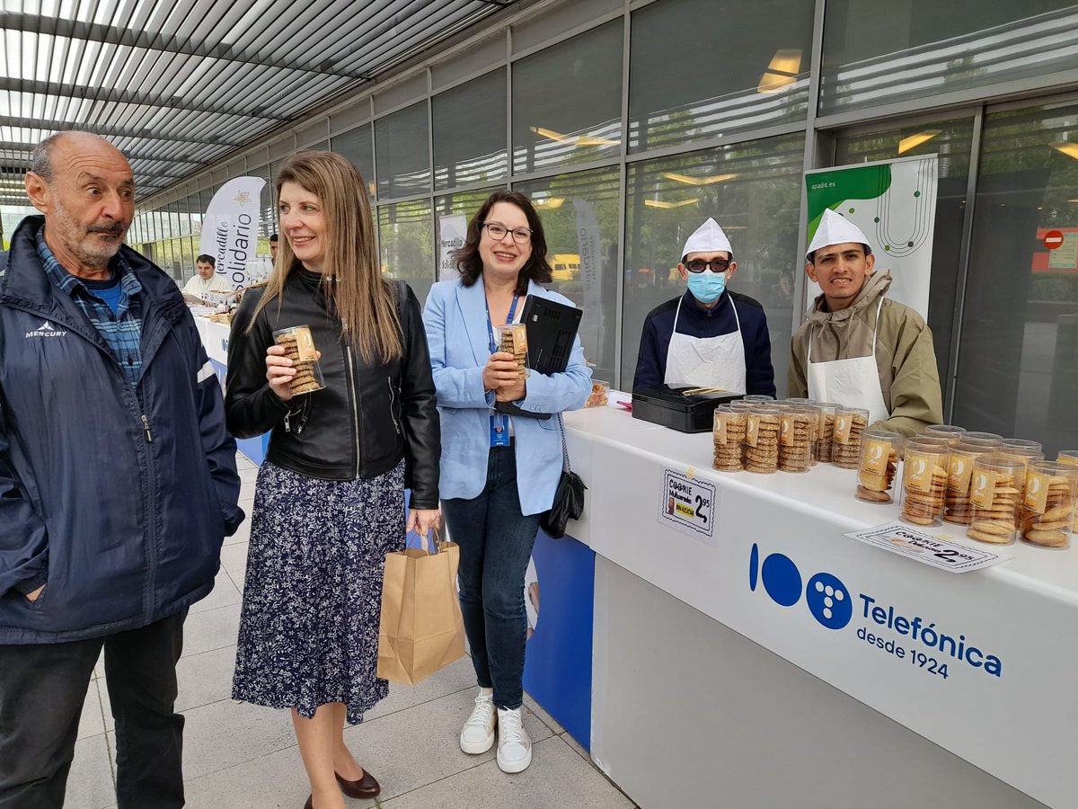 APADISASOC's tweet photo. Celebrando el #centenario @telefonica en el #DistritoTelefonica, vendiendo deliciosas cookies y magdalenas del obrador #APAI con la ayuda de @VolunTelefonica y la @fundacionTef
#Gracias por vuestro apoyo y por dejarnos ser parte de vuestra fiesta.
¡Feliz Centenario! 💯🎉🥳🎂🎁 https://t.co/EfvrmnCEtW