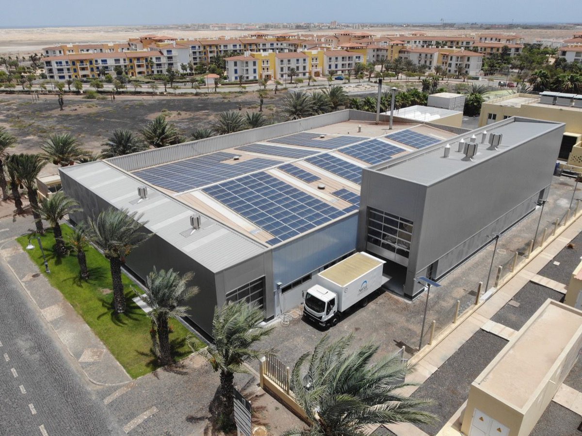 A #NETSAL lavandaria industrial da #IlhadoSal, combina as #EERR e a #mobilidadeletrica com uma cobertura fotovoltaica de 117 kWp e duas viaturas elétricas desde 2019.
#transiçãoenergetica
#CaboVerde