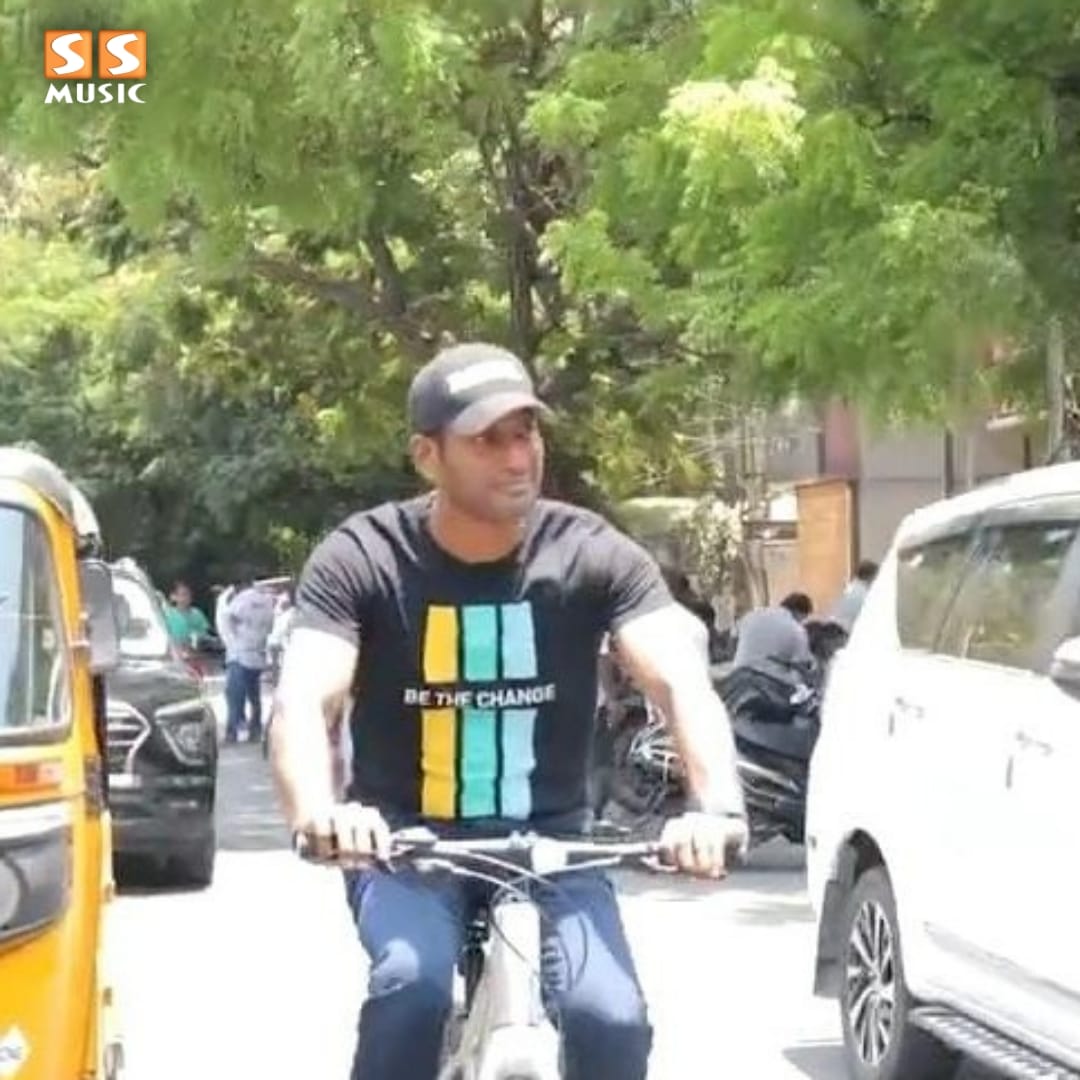 Vishal arrived on a bicycle to cast his vote.! 💥 @VishalKOfficial #PuratchiThalapathyVishal #Vijay #loksabhaelection2024 #Election2024 #SSMusic