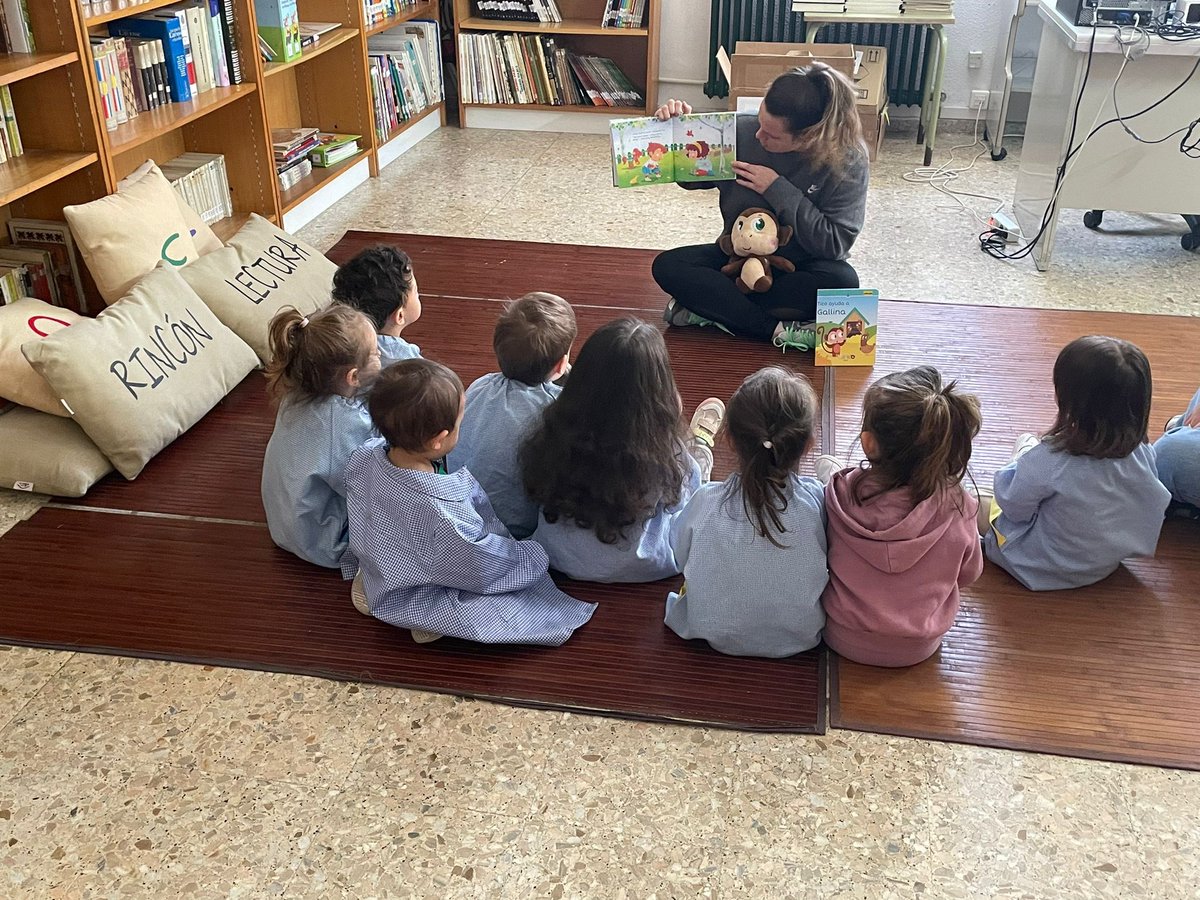 CEIPCampoCruz's tweet photo. Los alumnos del primer ciclo de infantil disfrutando de un Cuentacuentos en nuestra biblioteca. https://t.co/aSAfwYiByU