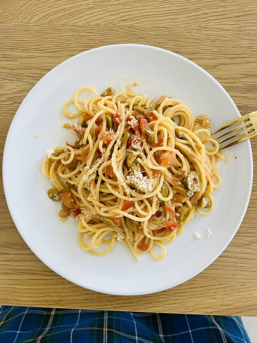 #Spaghetti 🍝 green olives and fresh tomatoes sauce! A pure taste of the #Mediterranean cuisine! So good 😊 So #Summer! #FridayFeeling #Foodie