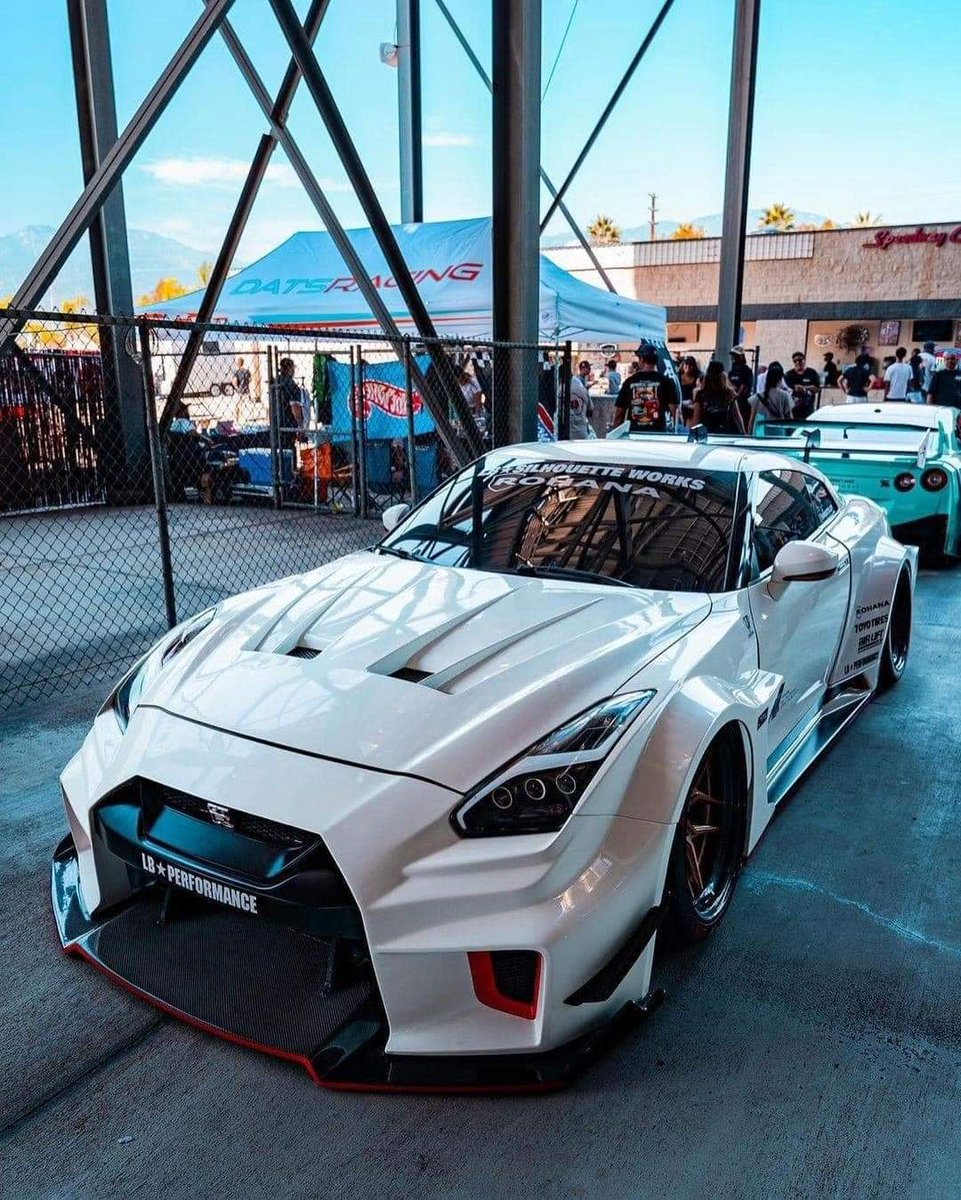 ToyeebOlamide's tweet photo. Tell me this is not worth a lot for. 
#NissanGTR https://t.co/9iQMEJuCbP