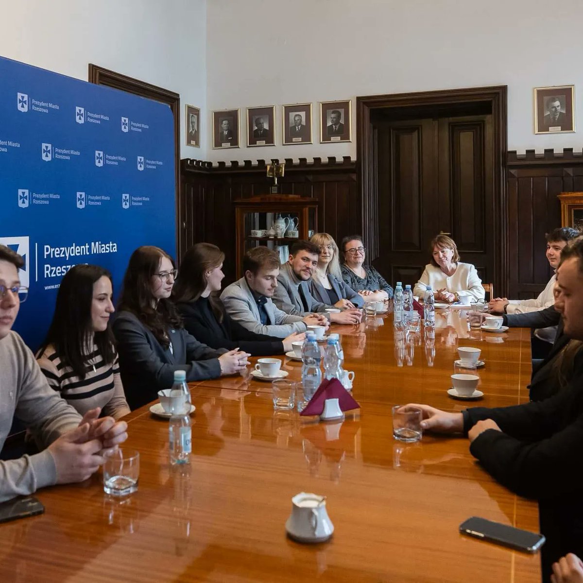 UBiNSVarsovia's tweet photo. Bardzo cieszymy się, że możemy być częścią Studenckiej Rady Rzeszowa😍❤️

Fot. Grzegorz Bukała/UM Rzeszów

#collegiumhumanum #samorządCH #MiastoRzeszow
@miasto_rzeszow @CollegiumHuman2 @magazynCH @SebastianKrauz https://t.co/SuONrjxJFn