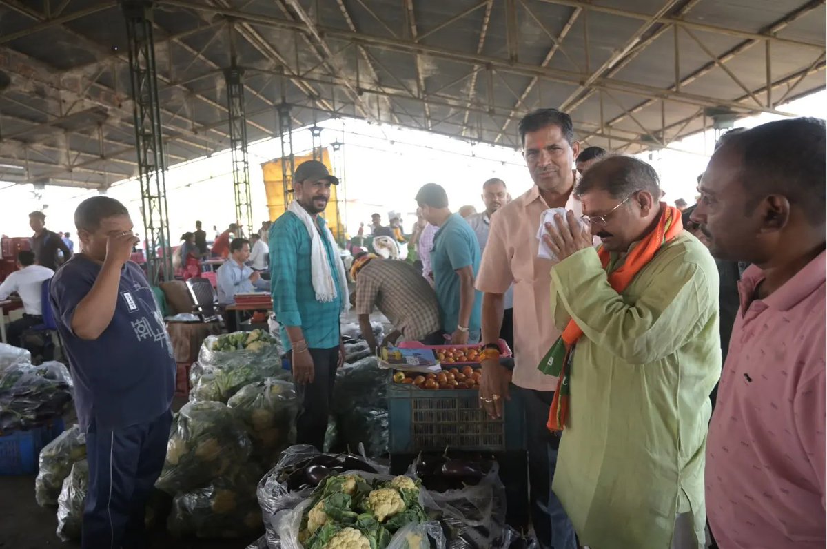 जन-जन की पुकार,तीसरी बार मोदी सरकार आज राजनांदगांव सब्जी मंडी में जनसंपर्क किया और सब्जी व्यवसायी भाईयों-बहनों से भेंट कर 26 अप्रैल को होने वाले लोकसभा चुनाव में श्री नरेंद्र मोदी जी को तीसरी बार प्रधानमंत्री बनाने के लिए भाजपा को वोट देने की अपील की।