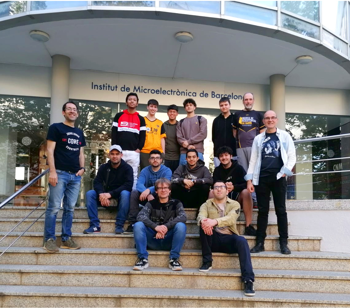 imb_cnm's tweet photo. #EducaCSIC 🌀 Hemos recibido una visita de estudiantes del CFGS de Mantenimiento Electrónico del @inslacetania de Manresa!
Han podido ver las instalaciones desde el punto de vista del mantenimiento y todo lo que implica la Sala Blanca con Javier Bermúdez y Miguel Zabala #OpenIMB https://t.co/KlxxqR6RaL