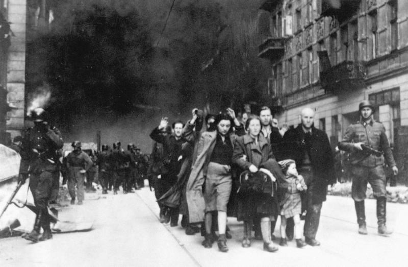 Le 19 avril 1943, les derniers juifs du #ghetto de Varsovie se soulèvent contre les troupes allemandes. Sans espoir de survie ou de victoire, ils tiennent tête pendant un mois de façon héroïque aux soldats et SS allemands venus les déporter vers les camps de la mort.